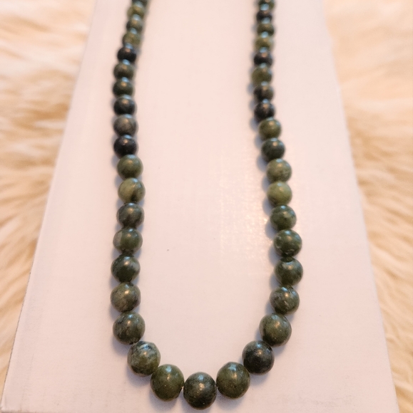 Green Connemara Necklace - Picture 2 of 4